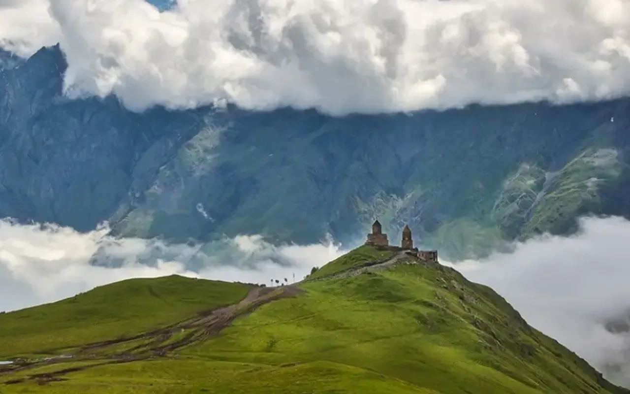 Full-Day Kazbegi - Stepantsminda, Gudauri Private Guided Tour — photo 4